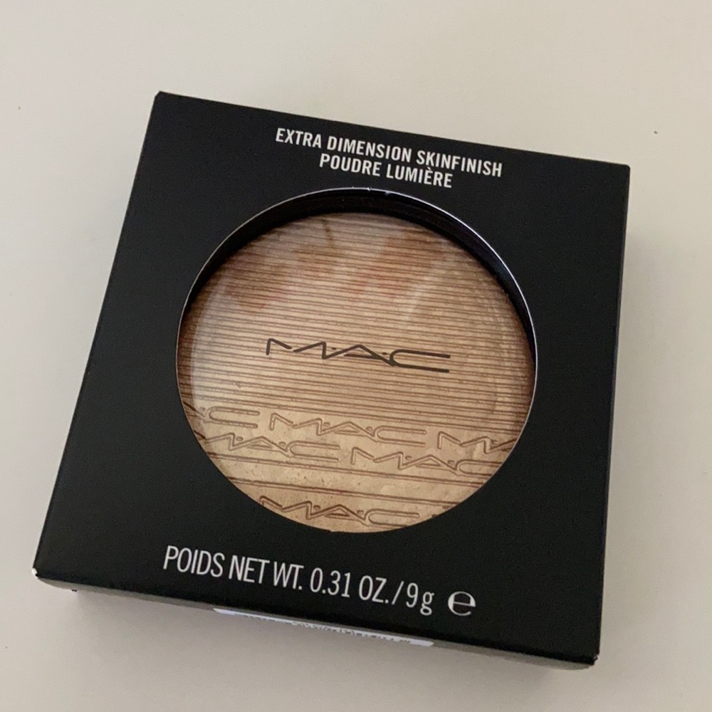 MAC Whisper of Guilt Extra Dimension Skinfinish